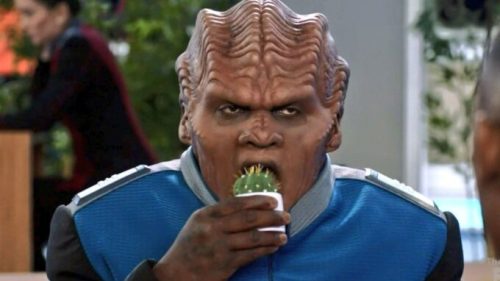 Bortus mangeant un cactus. // Source : Disney / The Orville