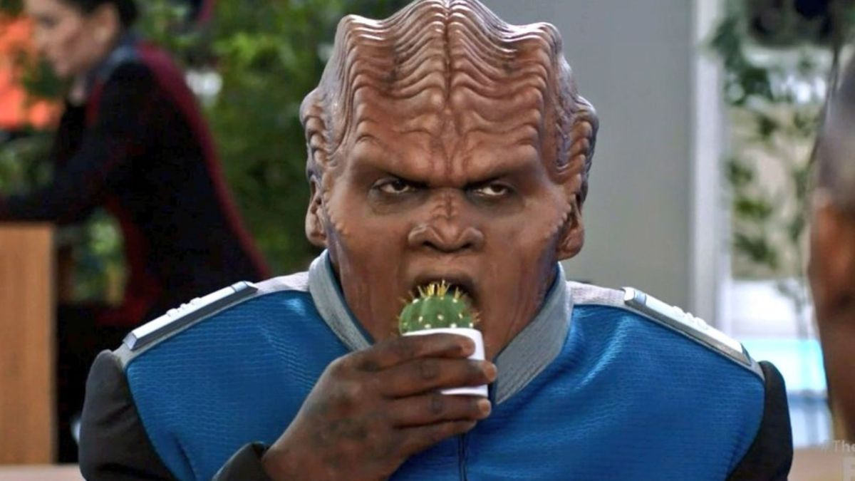 Bortus mangeant un cactus. // Source : Disney / The Orville