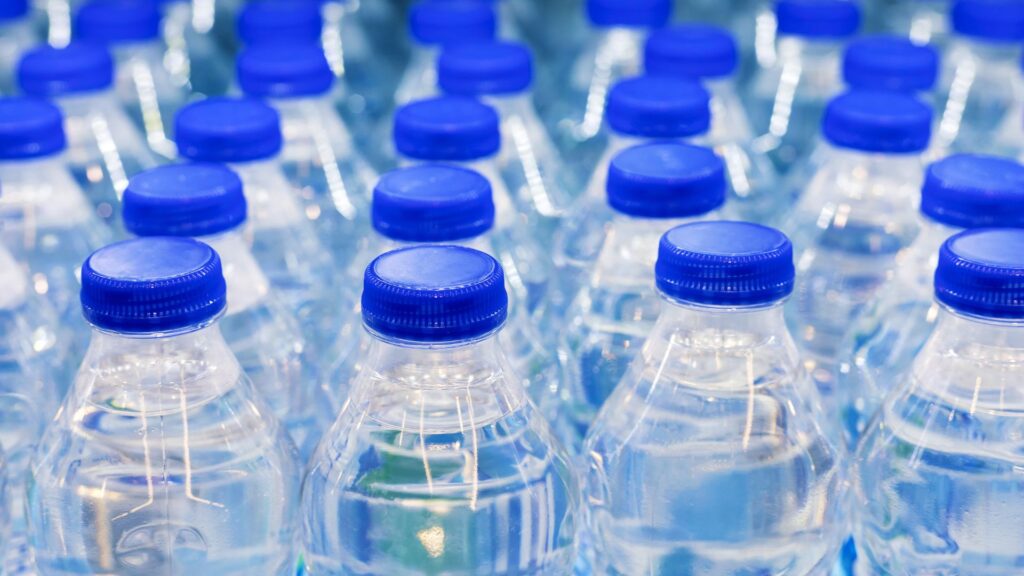 Des bouteilles d'eau en plastique... truffées de plastique. // Source : Canva