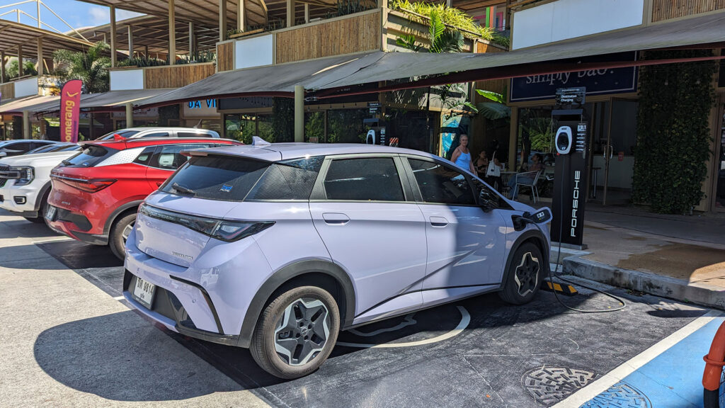 BYD Dolphin et Atto3 en charge en Thailande // Source : Raphaelle Baut pour Numerama