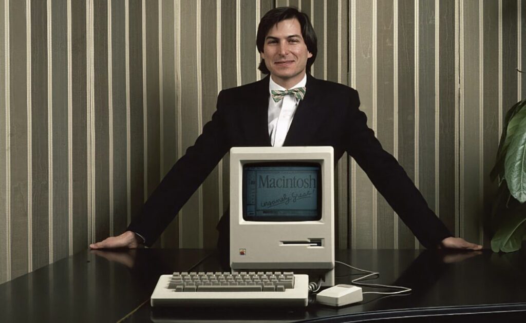 Steve Jobs et le Macintosh en 1984.