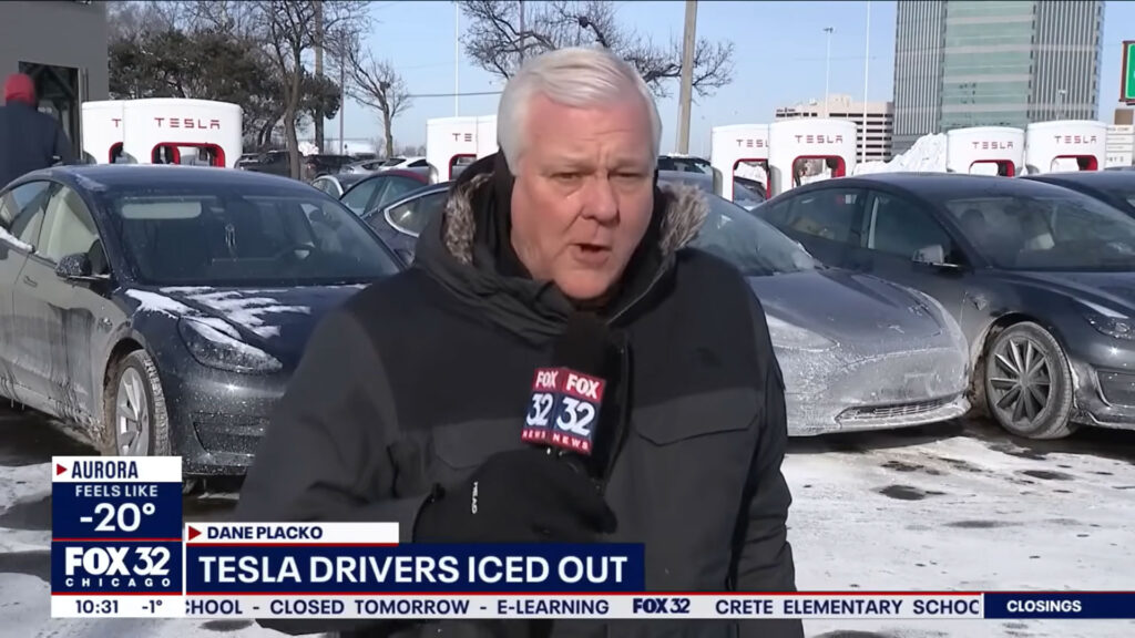 En direct depuis les superchargeurs Tesla de Chicago // Source : Capture vidéo Fox32 Chicago