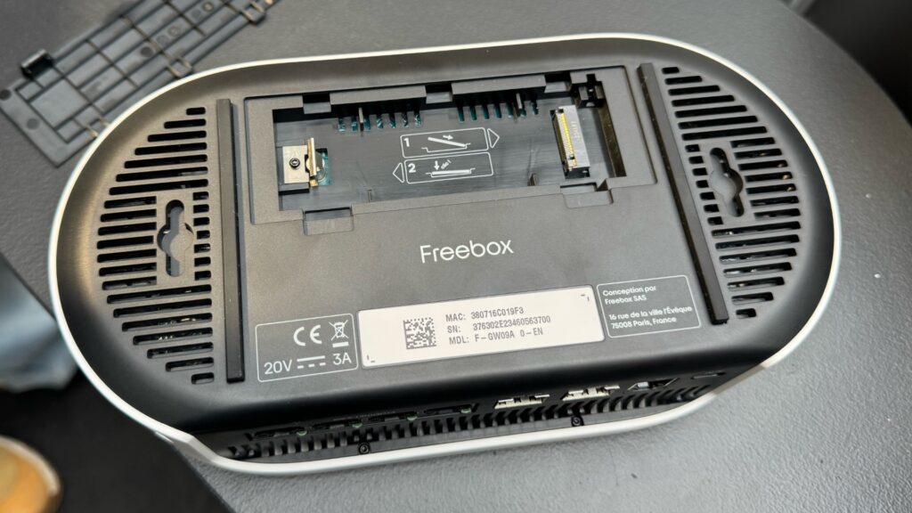 Le seul emplacement de stockage de la Freebox Ultra. // Source : Numerama