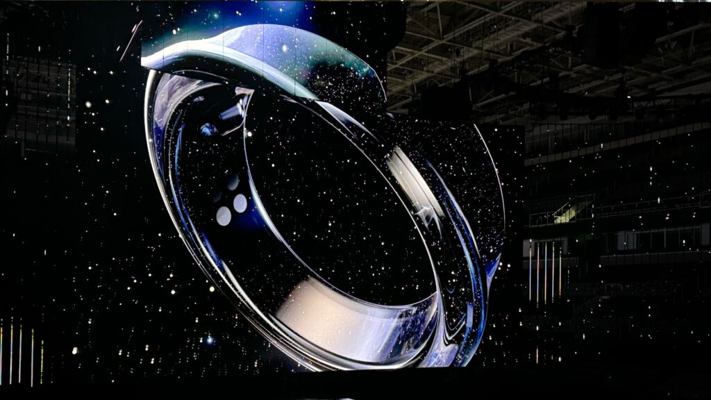 Voici la Samsung Galaxy Ring. On peut apercevoir plusieurs capteurs liés à la santé. // Source : Numerama