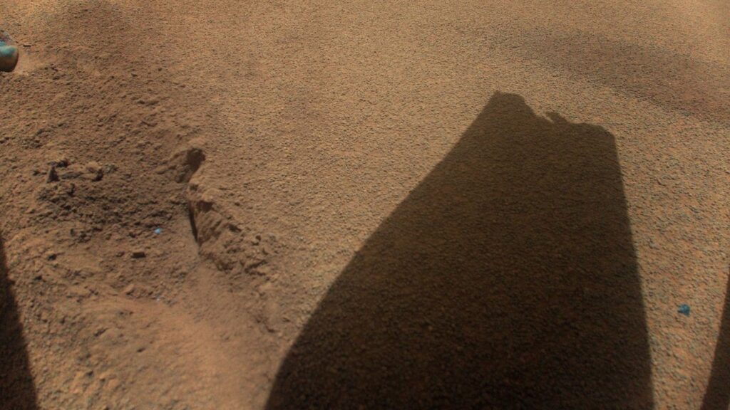 Photo prise par Ingenuity après son dernier vol. Une pale est endommagée. // Source : Nasa/JPL-Caltech (photo recadrée)