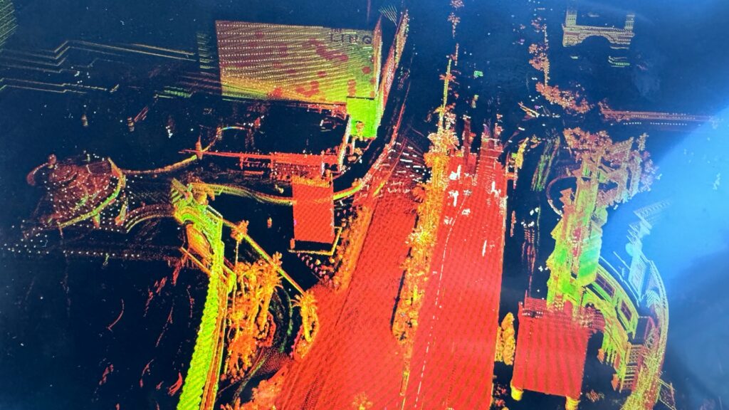 Ici, on voit le nom de l'hôtel LINQ avec les points récupérés par le LiDAR. On peut aussi voir les branches des arbres.