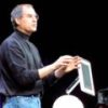 Steve Jobs et l'iMac G4. // Source : Apple