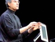 Steve Jobs et l'iMac G4. // Source : Apple Steve Jobs et l'iMac G4. // Source : Apple