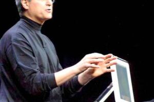 Steve Jobs et l'iMac G4. // Source : Apple Steve Jobs et l'iMac G4. // Source : Apple