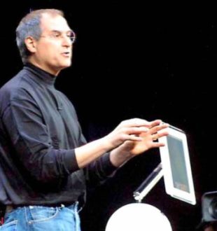 Steve Jobs et l'iMac G4. // Source : Apple