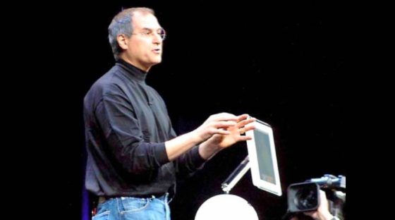 Steve Jobs et l'iMac G4. // Source : Apple