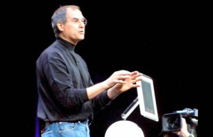 Steve Jobs et l'iMac G4. // Source : Apple Steve Jobs et l'iMac G4. // Source : Apple