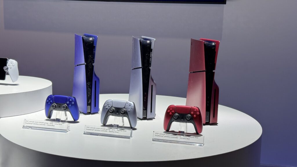 La PS5 Slim en rouge, bleu et argent // Source : Nicolas Lellouche pour Numerama La PS5 Slim en rouge, bleu et argent // Source : Nicolas Lellouche pour Numerama