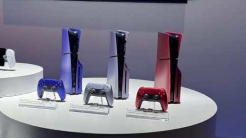 La PS5 Slim en rouge, bleu et argent // Source : Nicolas Lellouche pour Numerama