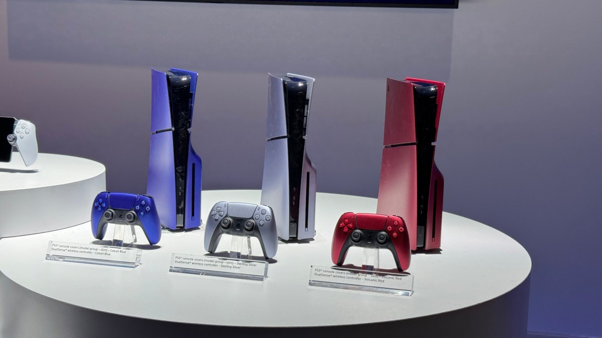 La PS5 Slim en rouge, bleu et argent // Source : Nicolas Lellouche pour Numerama