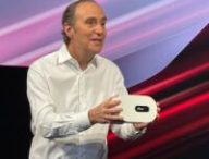 Xavier Niel et la Freebox Ultra // Source : Nicolas Lellouche pour Numerama