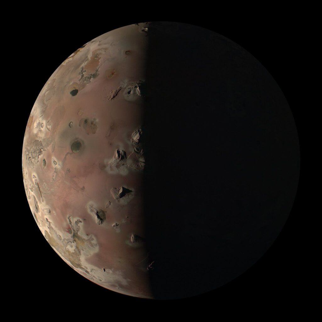 Les images de la lune Io de Jupiter, prises par la sonde Juno, colorisées. // Source : Nasa / Kevin M. Gill