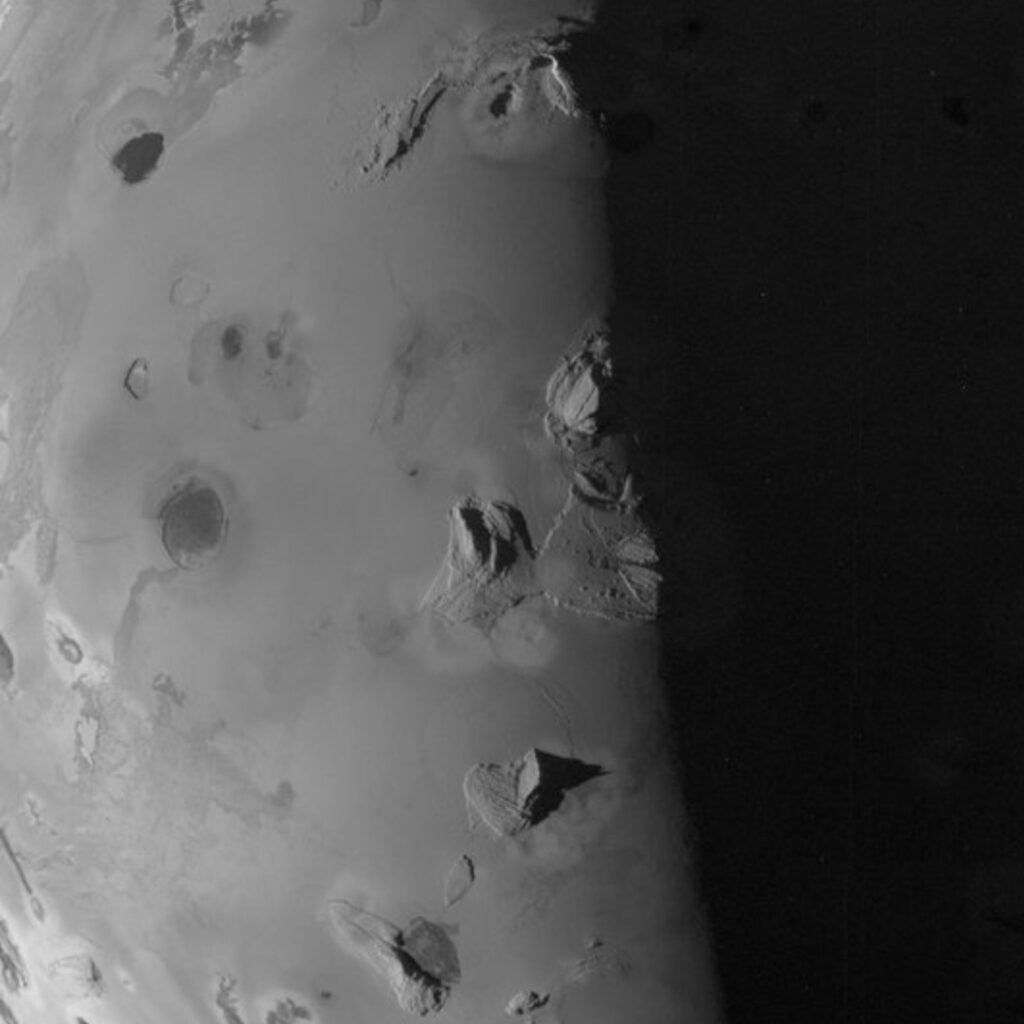 La lune Io, photographiée par Juno, en noir et blanc, de près. // Source : Nasa