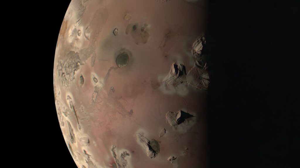 La lune Io de Jupiter, vue de très près, par la sonde Juno. // Source : Nasa / Kevin M. Gill La lune Io de Jupiter, vue de très près, par la sonde Juno. // Source : Nasa / Kevin M. Gill