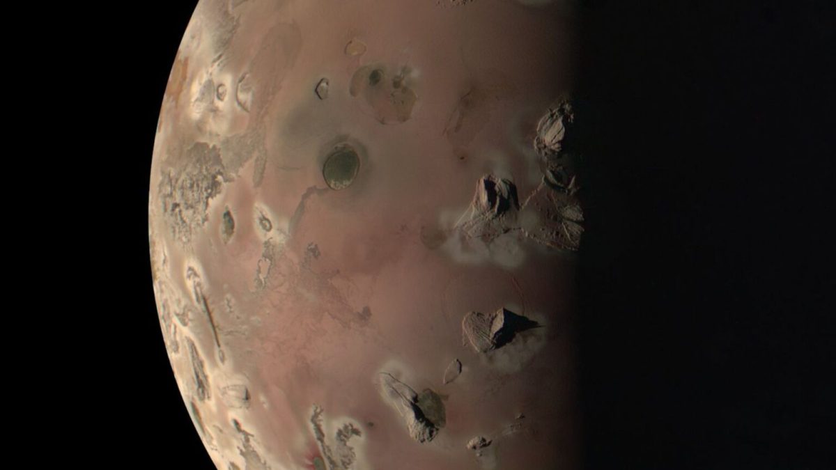 La lune Io de Jupiter, vue de très près, par la sonde Juno. // Source : Nasa / Kevin M. Gill