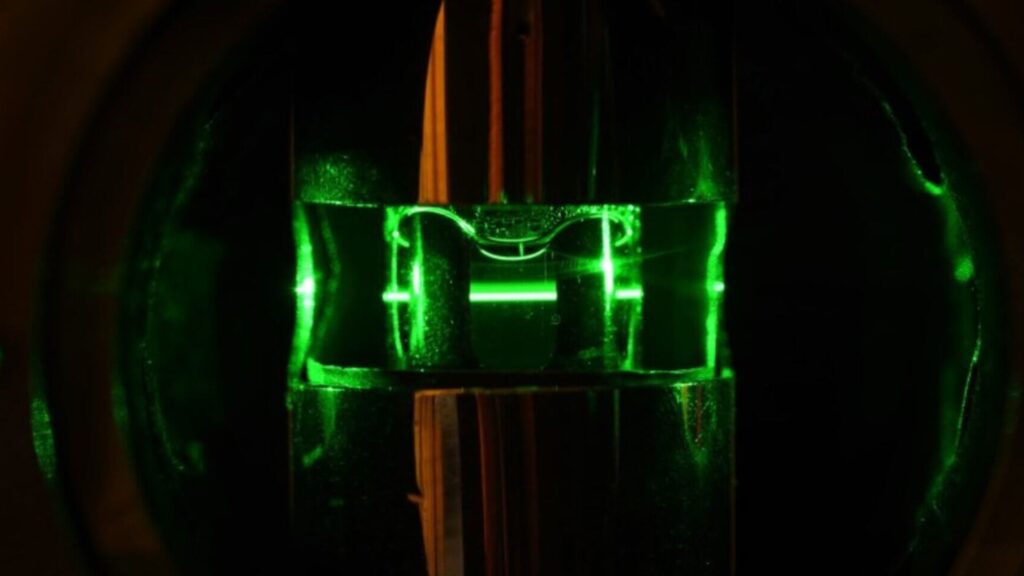 Des lasers pointés vers du verre pour en mesurer l'horloge interne. // Source : Till Brohmer/Nature