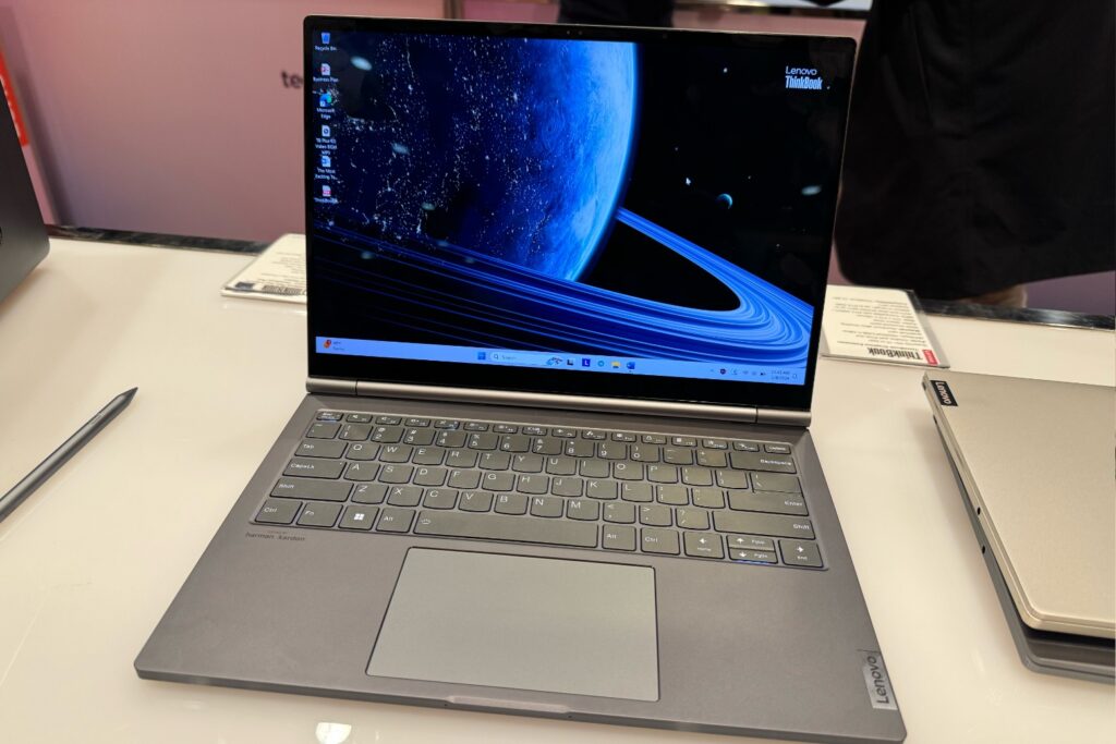 À première vue, le ThinkBook Plus Gen 5 Hybrid est un PC normal.