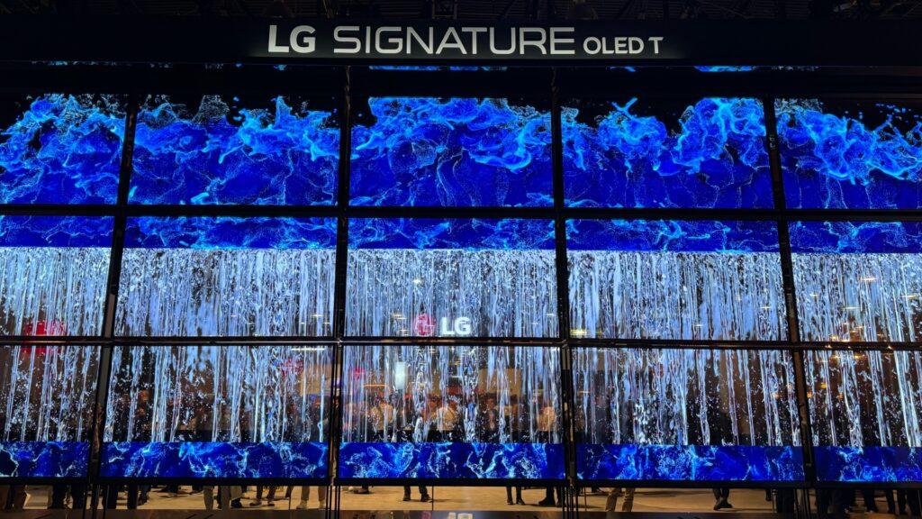 Sur son stand, LG expose un mur d'écrans transparents. Une sorte de store déroulant permet de cacher la transparence. // Source : Numerama
