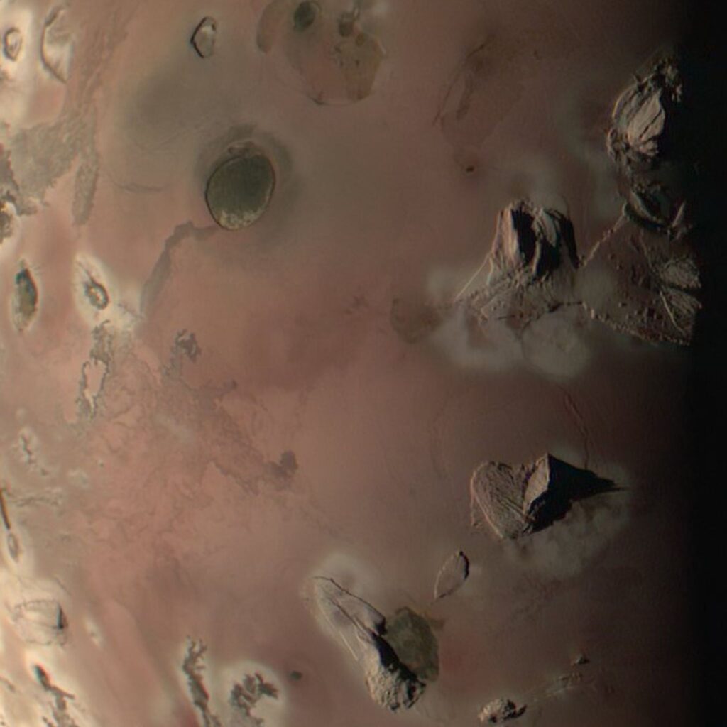 Zoom sur la surface de la lune volcanique de Jupiter, Io. // Source : Nasa / Kevin M. Gill