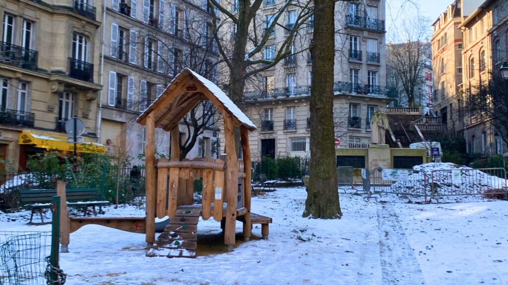De la neige à Paris début 2023, ici à côté de Lamarck Caulaincourt. // Source : Marcus Dupont-Besnard