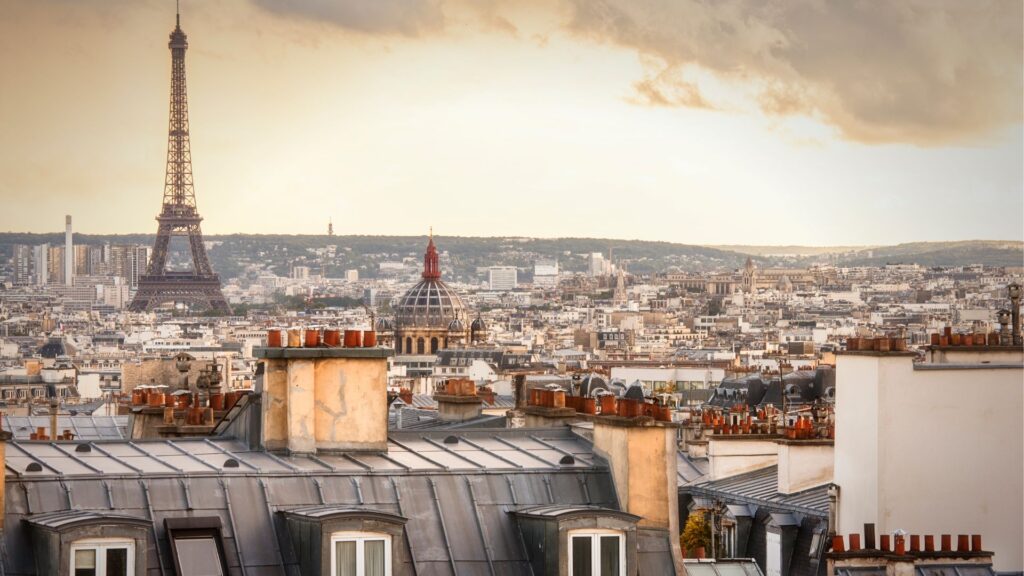 À l'approche des JO de Paris, des propriétaires essayent de transformer leur bien en logement touristique. // Source : Canva