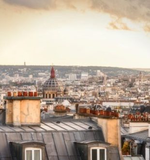 À l'approche des JO de Paris, des propriétaires essayent de transformer leur bien en logement touristique. // Source : Canva