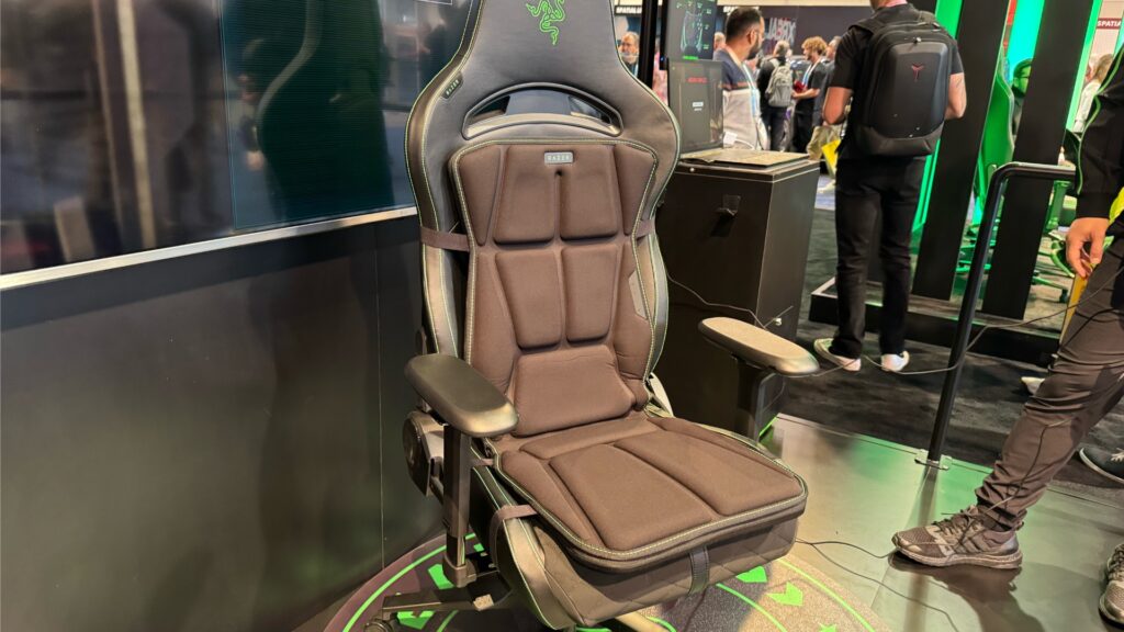 Voici le coussin de Razer, qui peut être installé sur n'importe quel fauteuil. // Source : Numerama