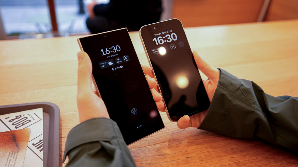 Le Samsung Galaxy S24 Ultra à gauche, l'iPhone 15 Pro Max à droite. // Source : Numerama Le Samsung Galaxy S24 Ultra à gauche, l'iPhone 15 Pro Max à droite. // Source : Numerama