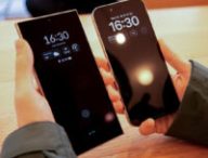 Le Samsung Galaxy S24 Ultra à gauche, l'iPhone 15 Pro Max à droite. // Source : Numerama