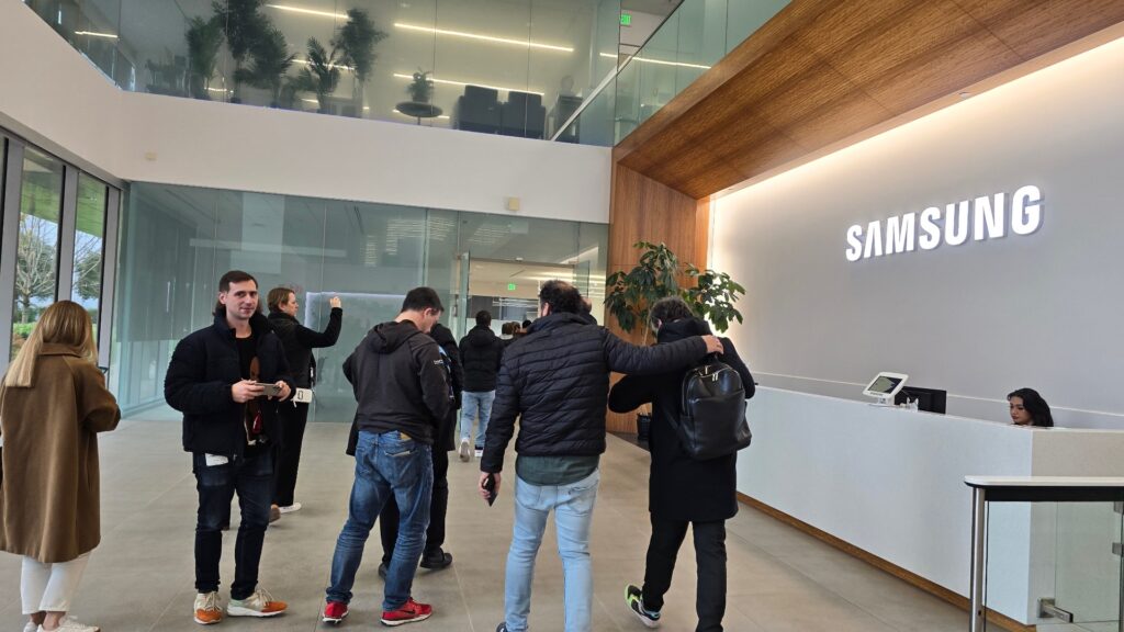Les bureaux de Samsung sont modernes, sans être insolites.