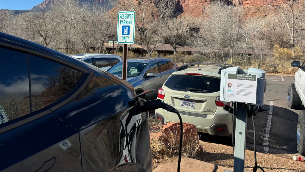 J’ai fait un road trip en voiture électrique : fausse bonne idée ? Par Nicolas Lellouche Tesla-borne-1024x576