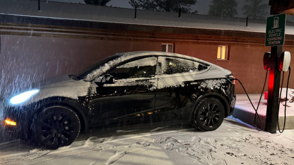 J’ai fait un road trip en voiture électrique : fausse bonne idée ? Par Nicolas Lellouche Tesla-neige-1024x576