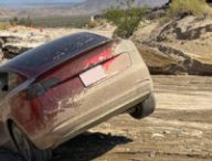 Tesla emportée par une innondation de la route dans le Mojave // Source : Twitter @MojaveNPS
