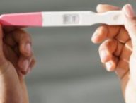 Un test de grossesse. // Source : Canva