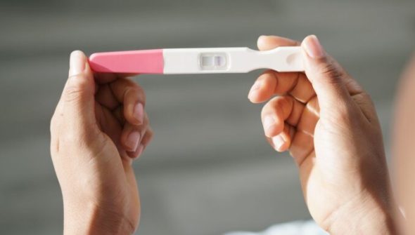 Un test de grossesse. // Source : Canva