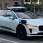 Le véhicule Waymo One lors de son arrivée, avec mes initiales sur le toit. // Source : Numerama