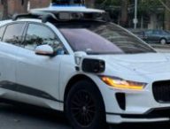 Le véhicule Waymo One lors de son arrivée, avec mes initiales sur le toit. // Source : Numerama