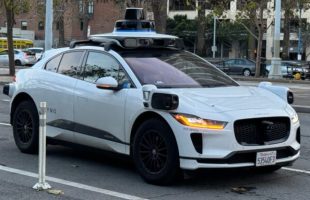 Le véhicule Waymo One lors de son arrivée, avec mes initiales sur le toit. // Source : Numerama
