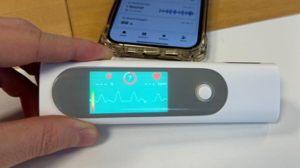 Performing an ECG on the Withings BeamO // Source: Numerama