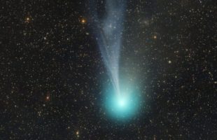 La comète 12P/Pons-Brooks. // Source : Via X @apod (photo recadrée)