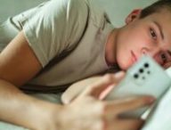 Un adolescent sur son smartphone. // Source : Canva