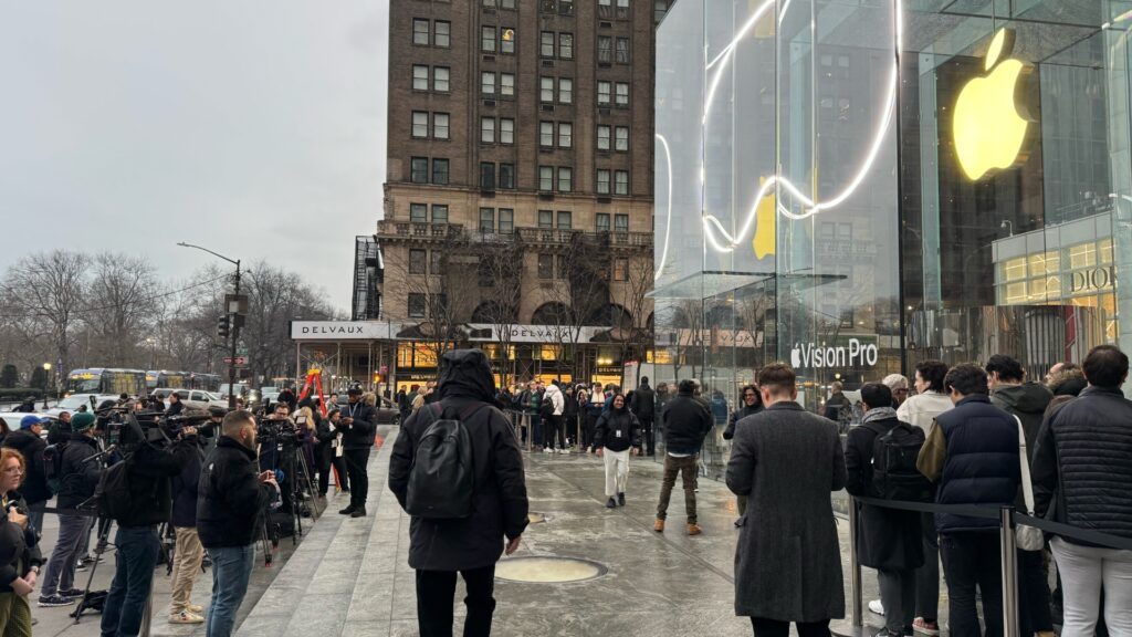 Le monde à l'entrée de l'Apple Store, redécoré pour l'occasion.