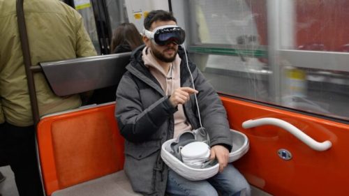 L'Apple Vision Pro dans le métro à Paris. // Source : Numerama