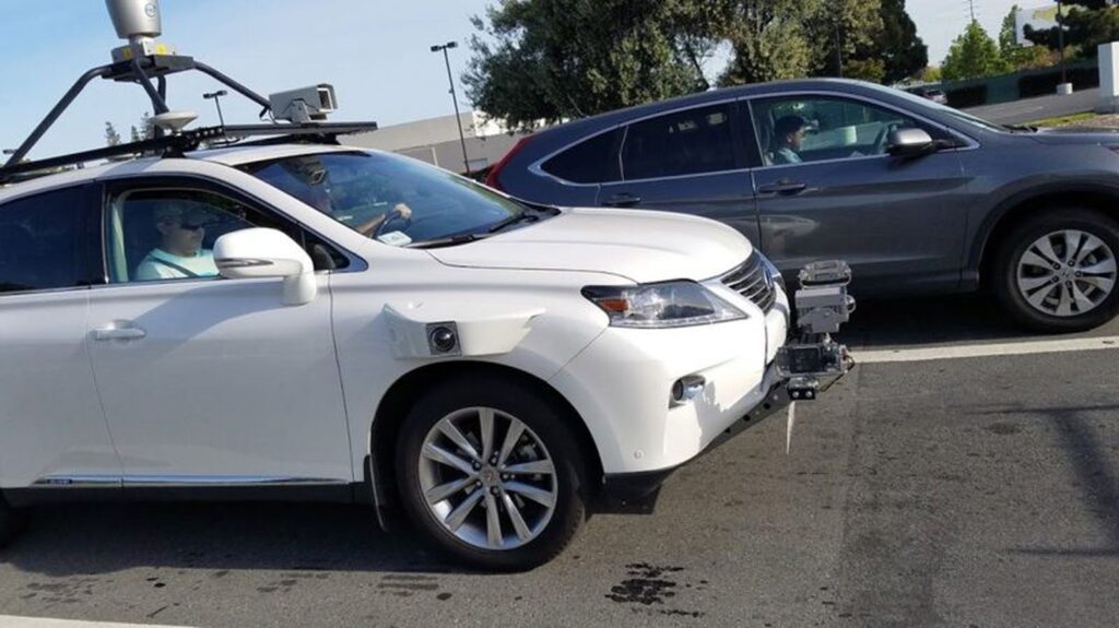 En Californie, croiser ce véhicule avec des caméras et des LiDAR sur le toit n'est pas rare. Il s'agit d'un prototype Apple, qui utilise le véhicule d'une marque concurrente, pour tester le logiciel de l'Apple Car.