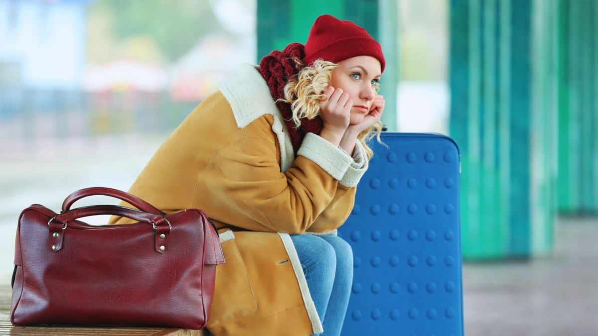 Trop de valises ne sont pas autorisées dans le train. // Source : Canva